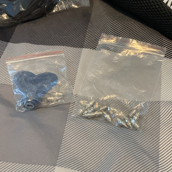 TrackSTAR Men’s Size 11 Cleats w/ Socks and Replacement Spikes - Picture 4 of 9